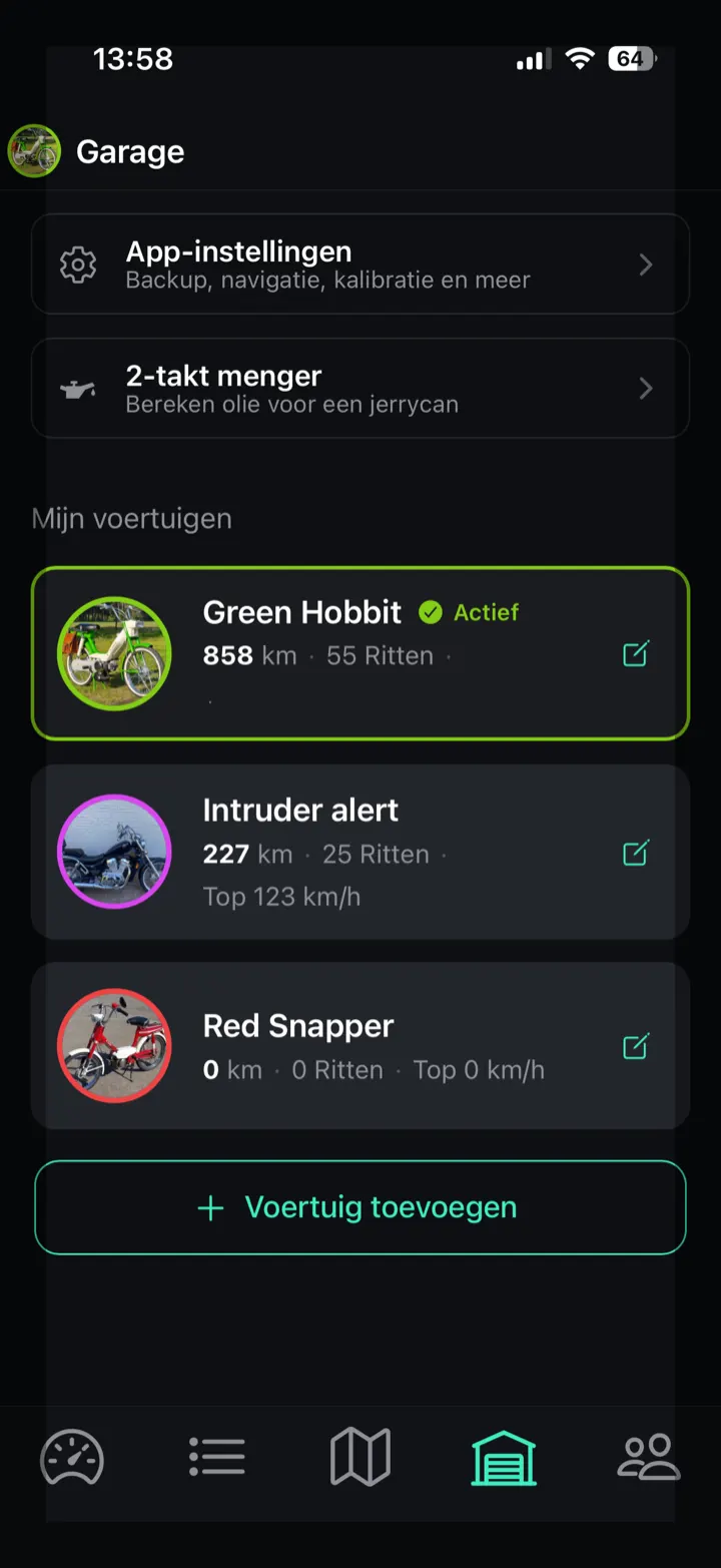 De garage in Mopet met meerdere brommers, elk met een eigen foto en kilometerstand.